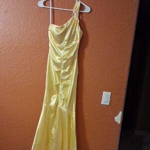 Chic Yellow One-Shoulder Dress